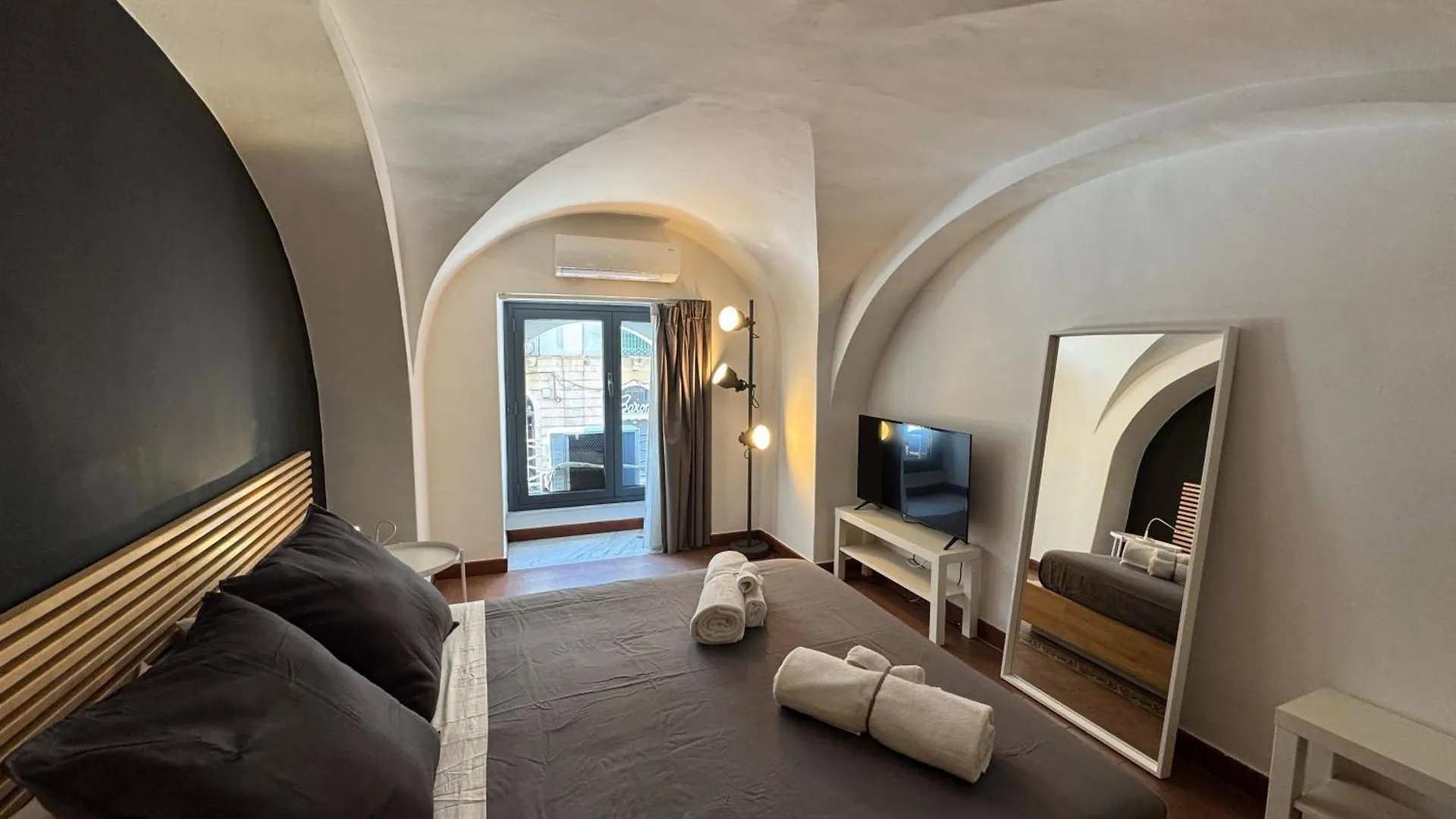 Monahouse - Elegance And Comfort On Via Etnea In The Heart Of Catania - Sicily Apartment