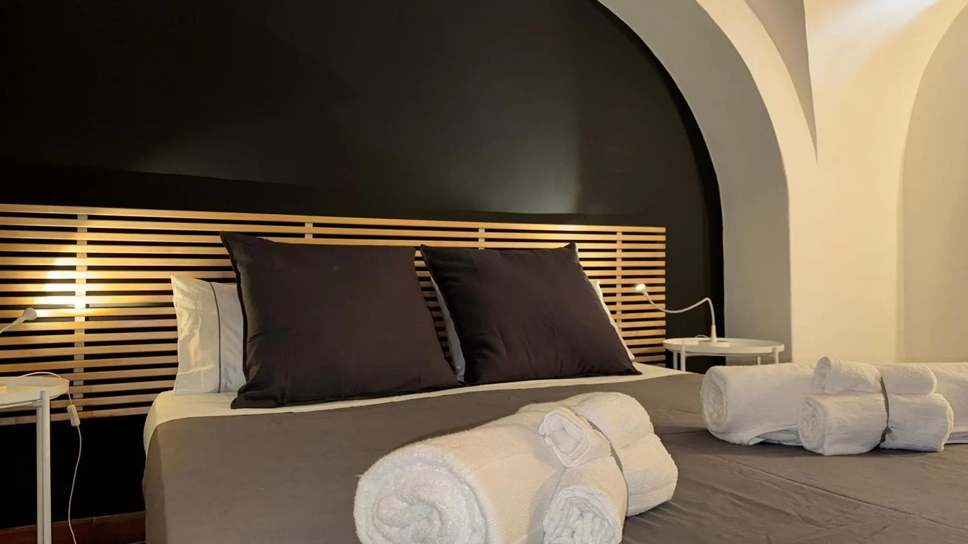 Monahouse - Elegance And Comfort On Via Etnea In The Heart Of Catania - Sicily