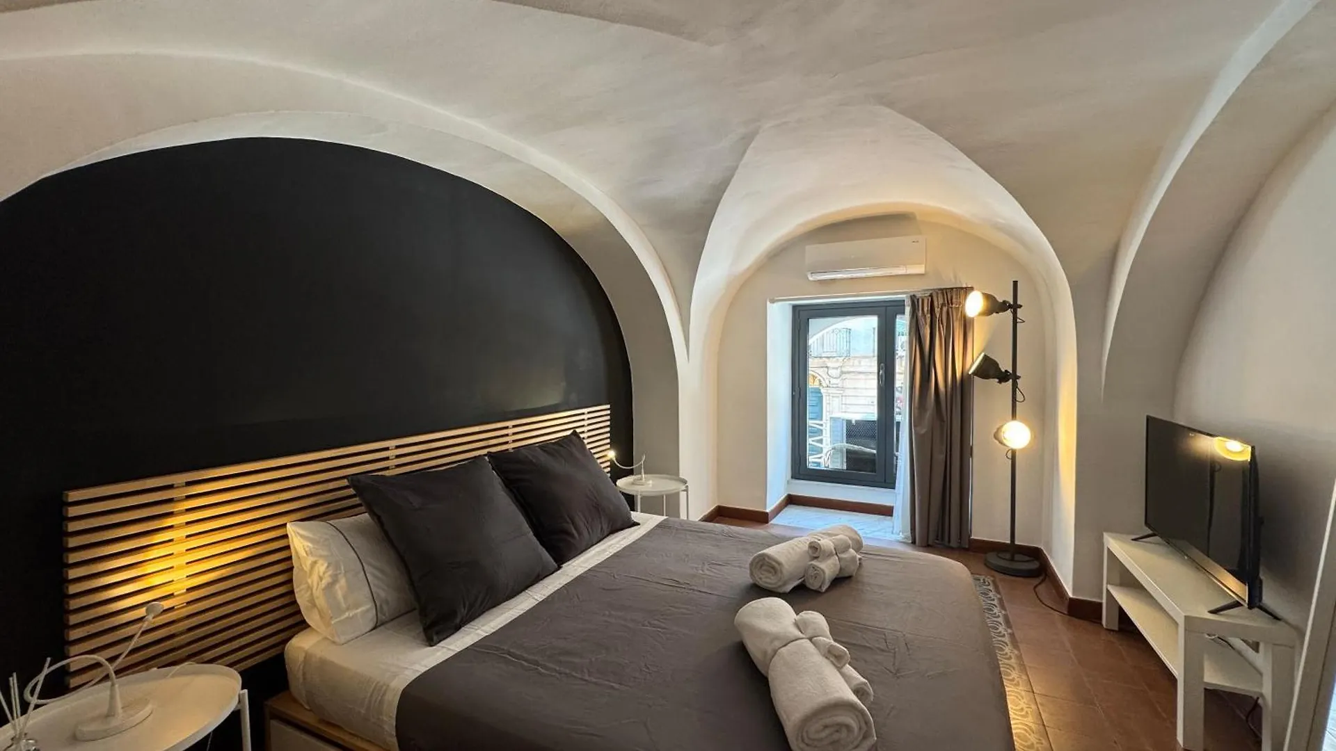 Apartment Monahouse - Elegance And Comfort On Via Etnea In The Heart Of Catania - Sicily