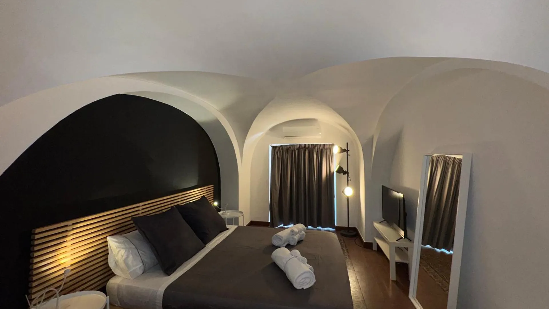 Monahouse - Elegance And Comfort On Via Etnea In The Heart Of Catania - Sicily 0*,
